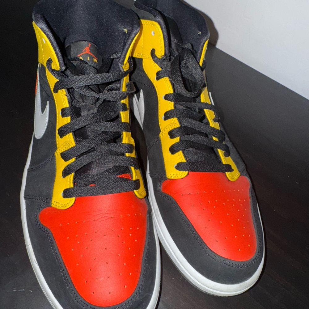 Jordan 1 Mid SE - Picture 2 of 6